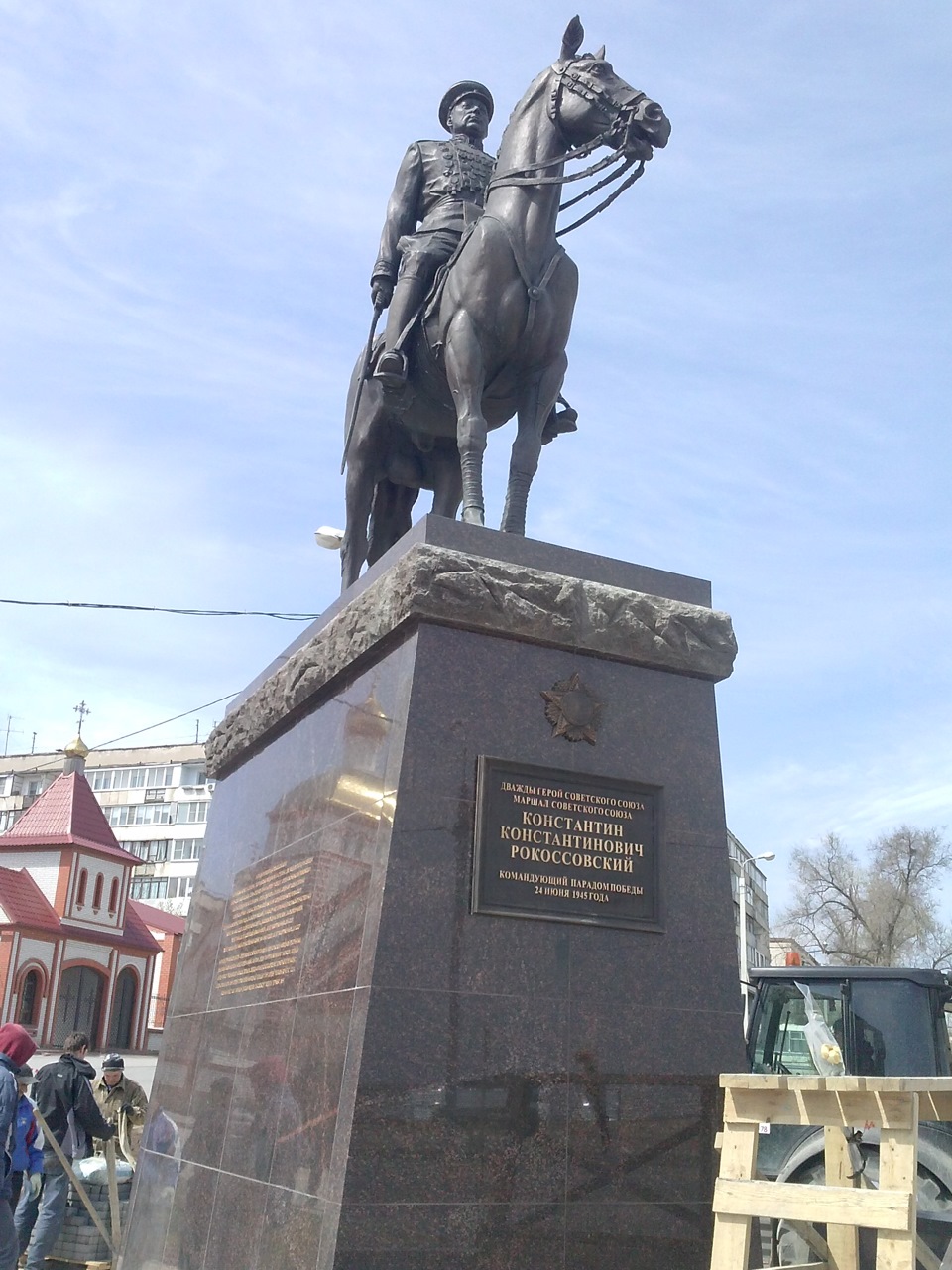 Памятник рокоссовскому. Памятник Рокоссовскому в Волгограде. Памятник маршалу Рокоссовскому в Волгограде. Памятник Константину Рокоссовскому Москва. Рокоссовский Константин Константинович памятник.