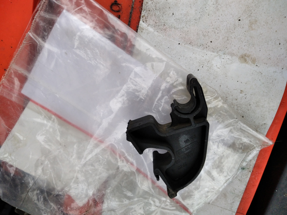 Держатель упора капота — Opel Meriva (A), 1,6 л, 2007 года | поломка ...