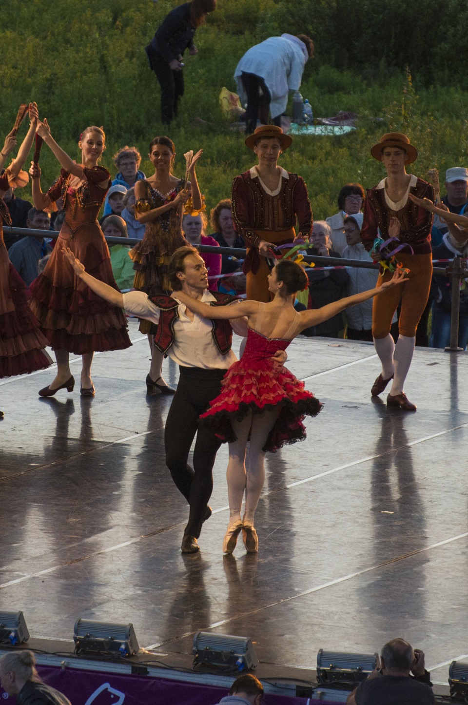 истоки балета. балет лебединое озеро. балетное выступление. лебединое озеро ереван опера. балет закончился.