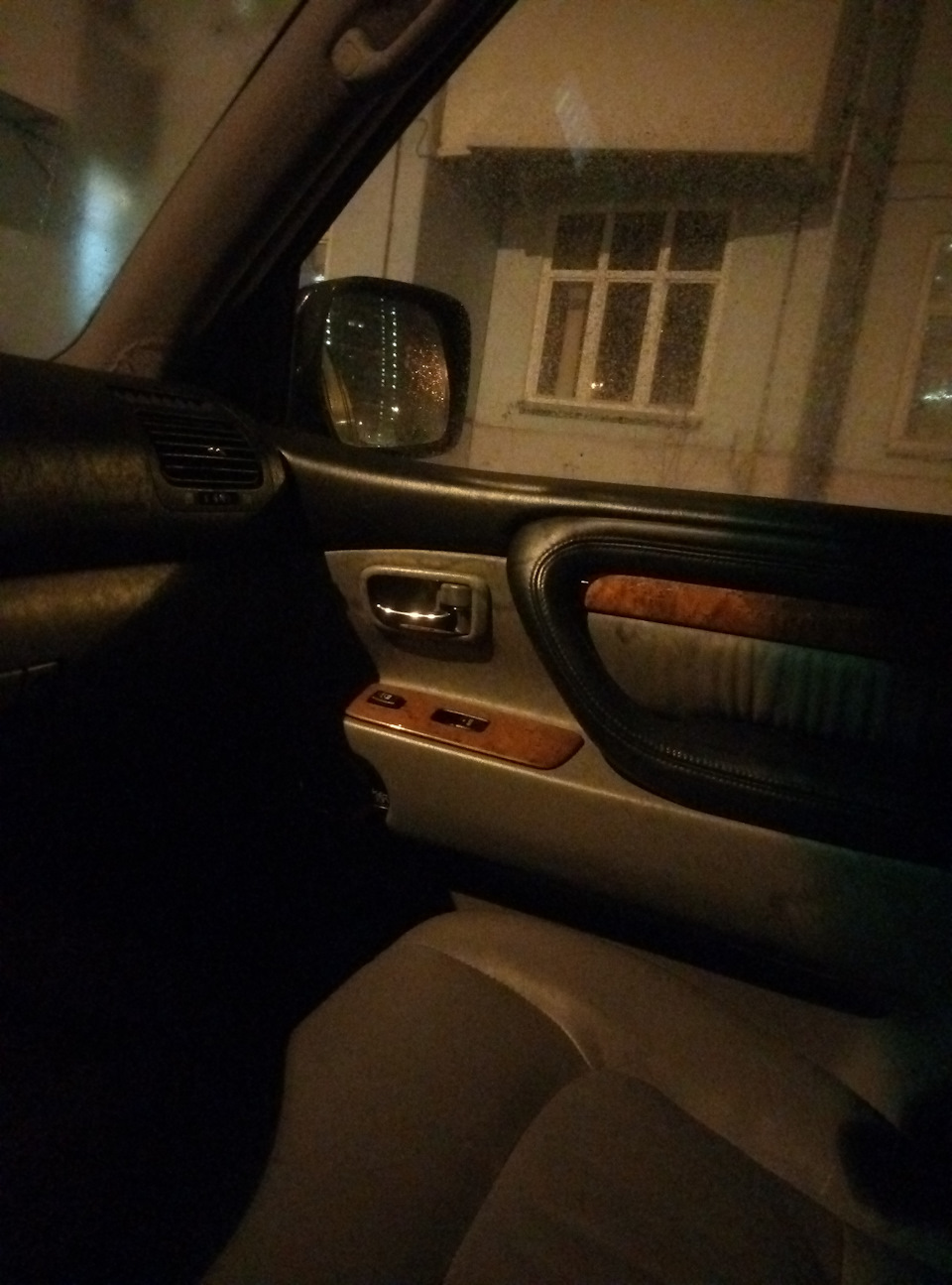 Фото в бортжурнале Lexus LX (UZJ100)