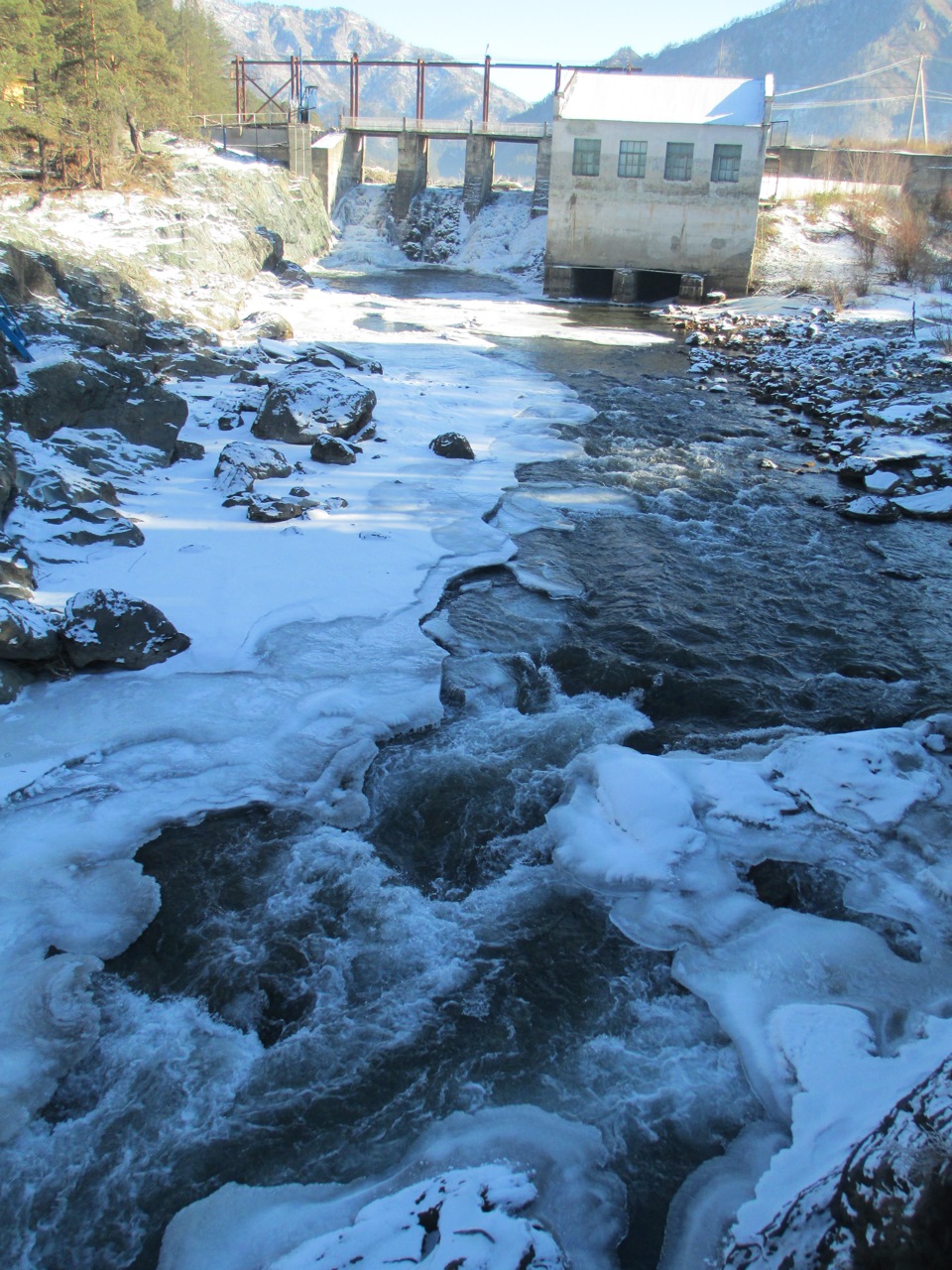 Чемальской ГЭС Алтай зимой