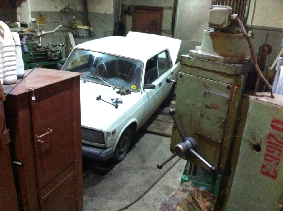 Замена резинок реактивных тяг — Lada 2107, 1,2 л, 1988 года | своими ...