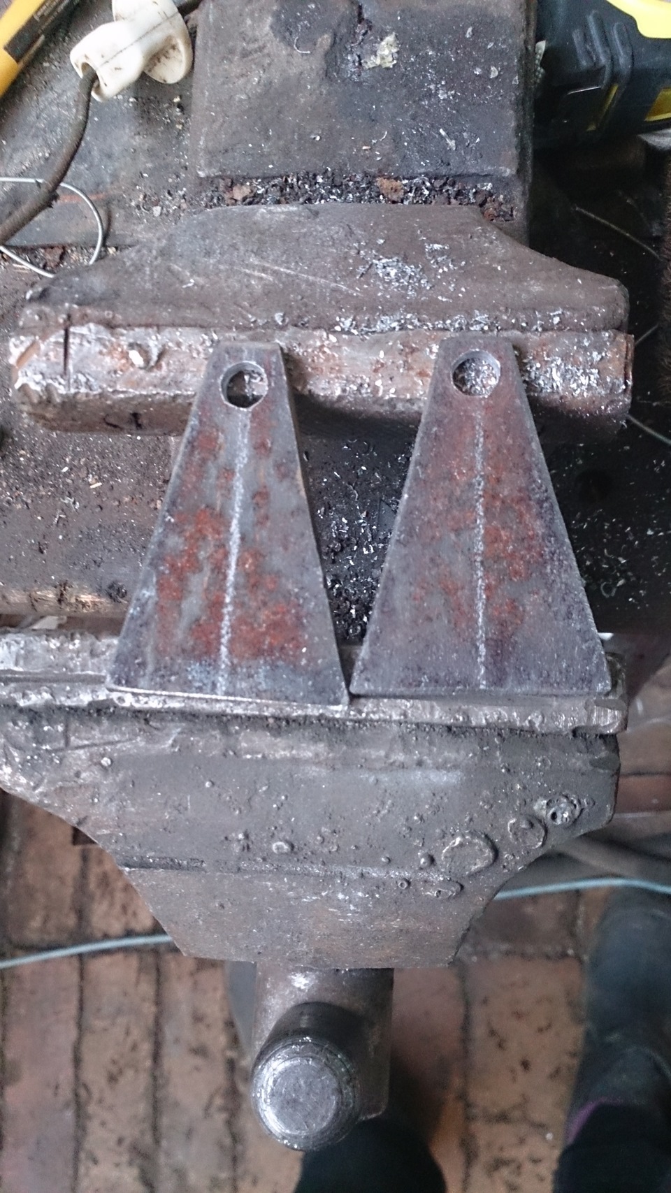 Газовые упоры багажника и открывание с кнопки — Lada 2115, 1,5 л, 2003 ...