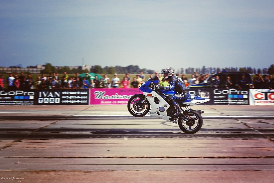 Today racing. Stunt one hand.