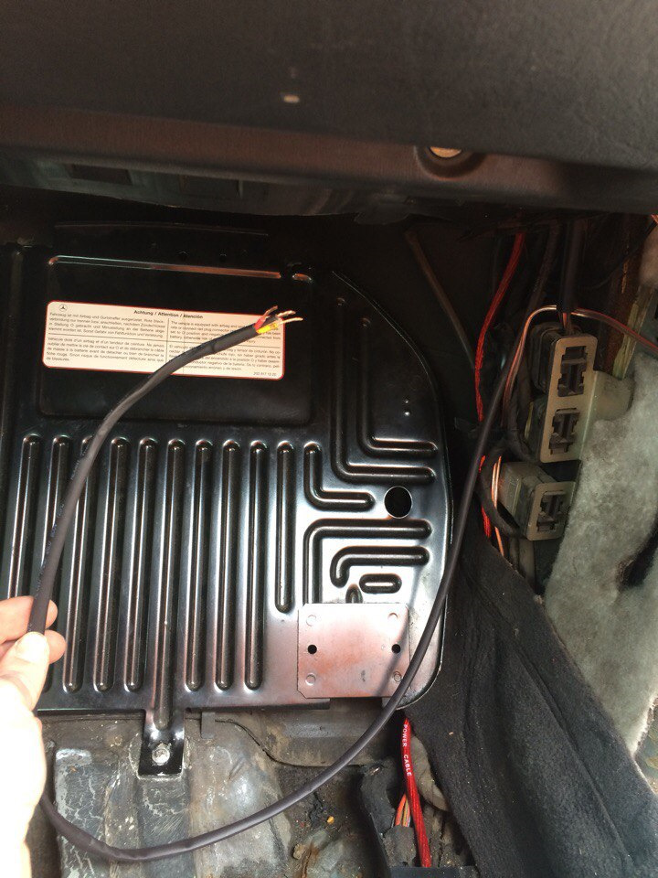 Просунули в ноги пассажиру — Mercedes-Benz E-Class (W124)