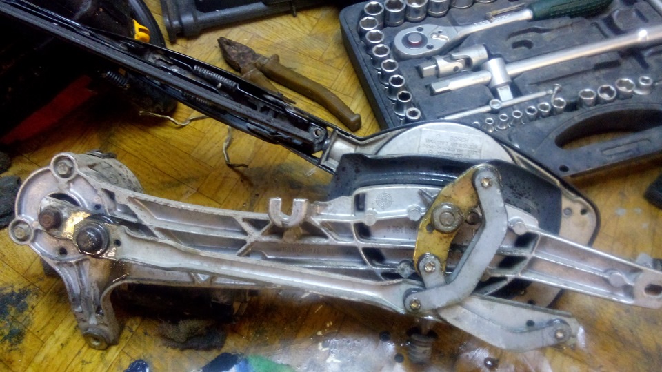 Чистка механизма дворника — Mercedes-Benz E-class (W210), 3,2 л, 1998 ...