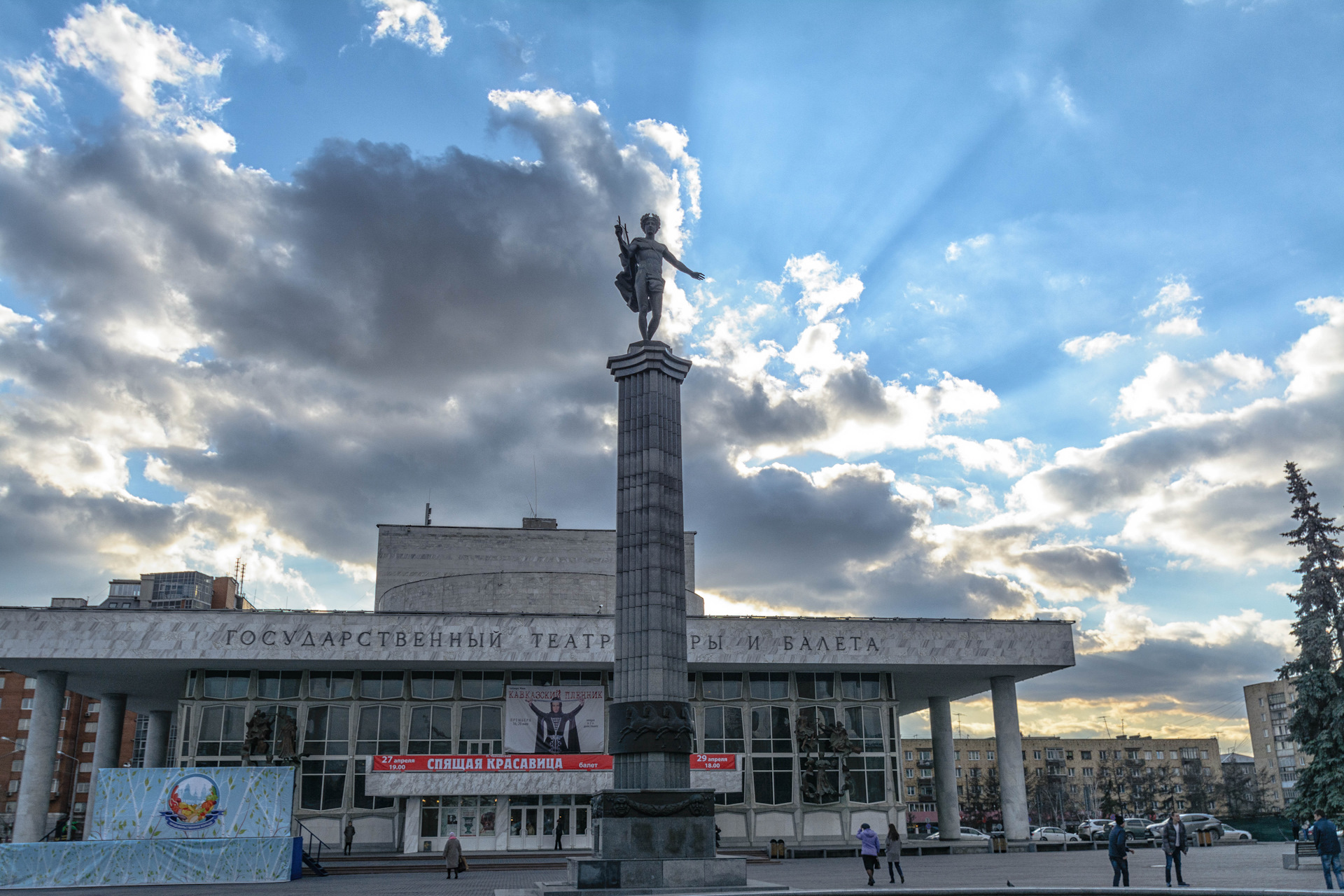Памятник на театральной площади Красноярск