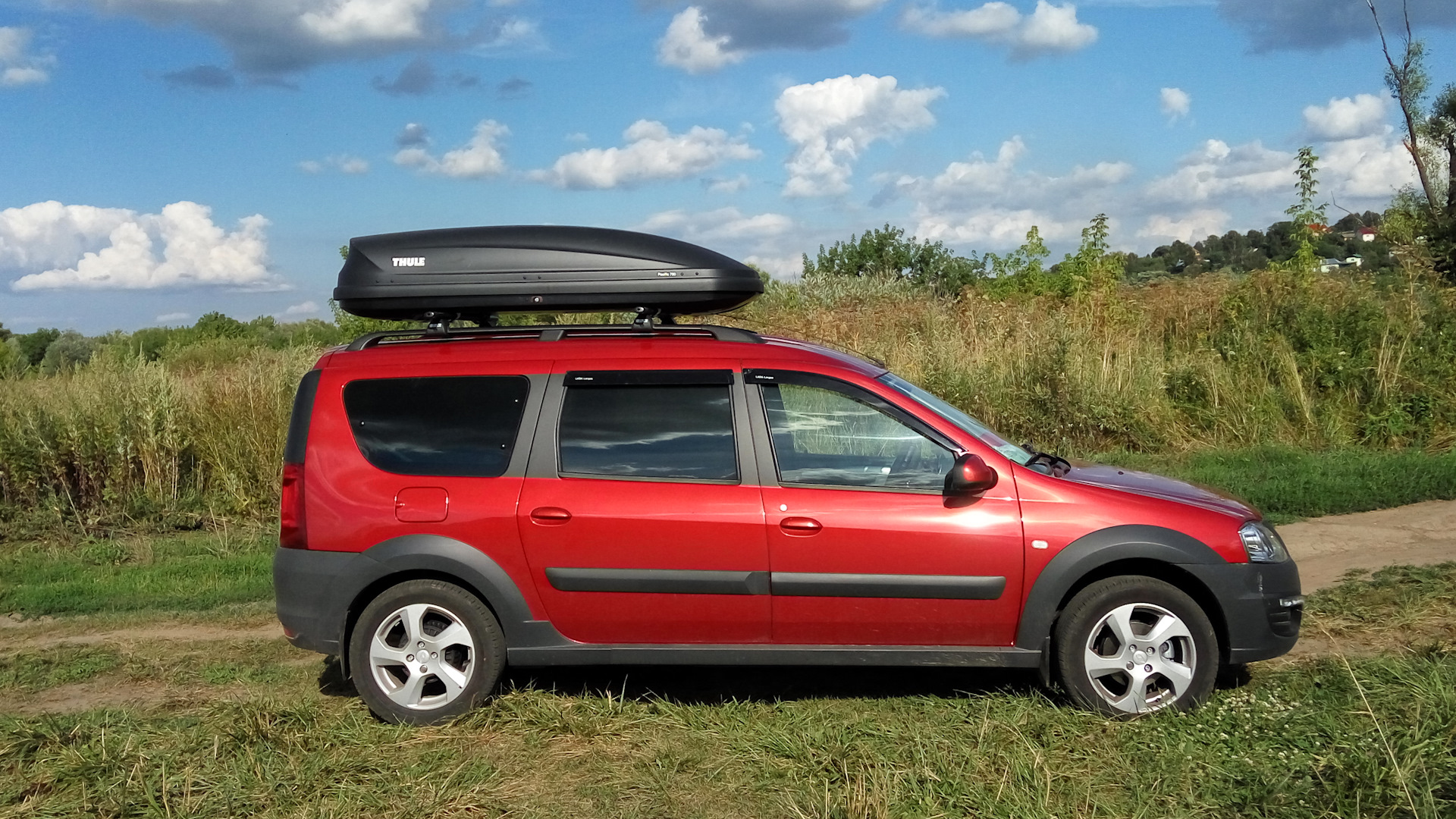 Lada Largus красный