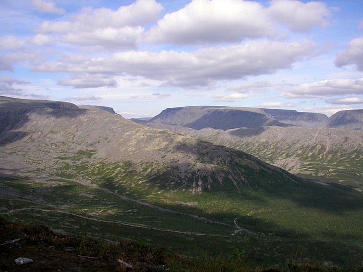 Горы кольского полуострова. Горный массив на кольском полуострове. Хибины мурманская область фото. Кольский полуостров кировск, хибины,. Горный массив на кольском полуострове.