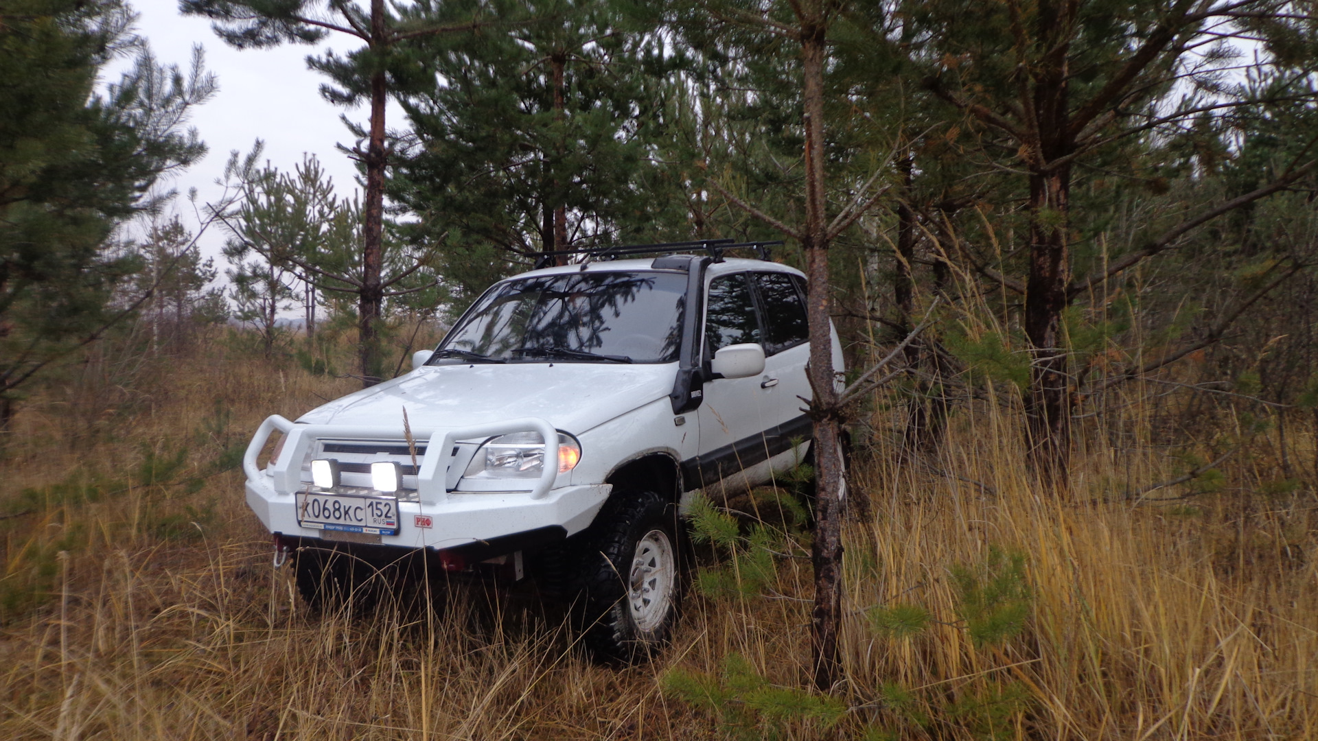 Chevrolet Niva белая Offroad