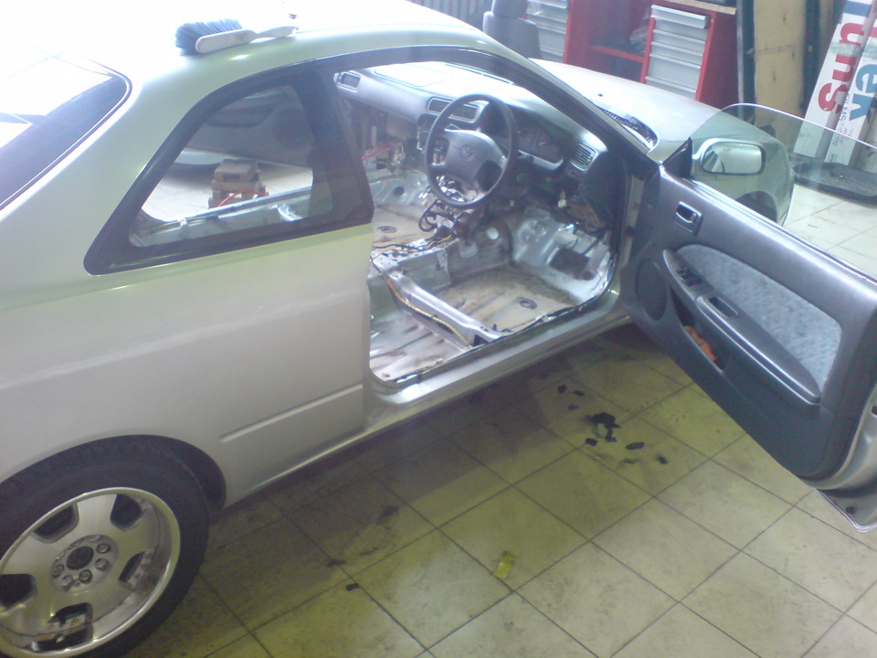 Проклеиваем и протягиваем провода под саб. — Toyota Sprinter Trueno ...