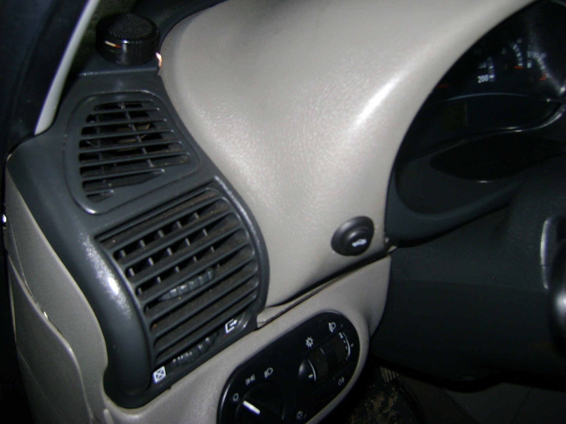 Теперь не обмерзают и не потеют стекла водителя и переднего пассажира ...