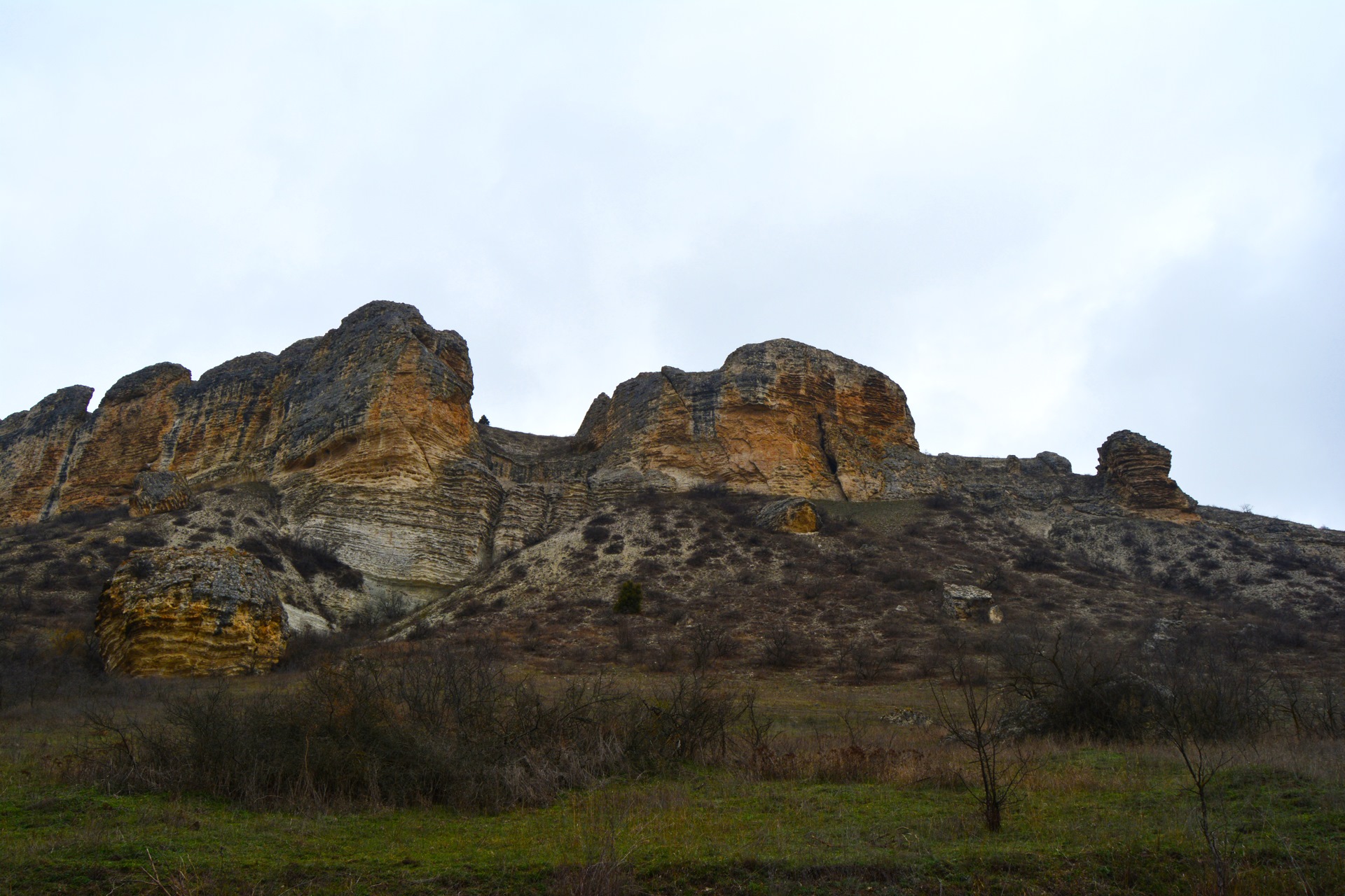 Дер кая. Гора Бор Кая. Село Курское Белогорского района Крым гора Бор-Кая. Село Курское гора Бор-Кая. Крым гора Бор-Кая храм.