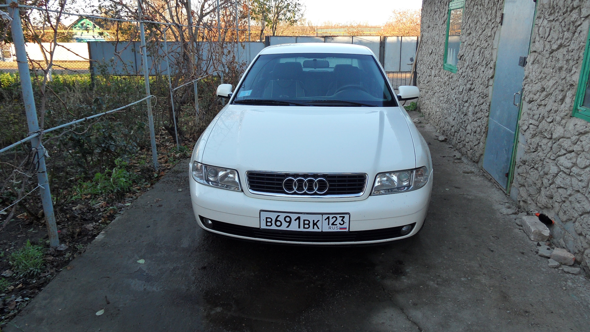 Audi A4 (B5) 1.6 бензиновый 2000 | Молочно-белый 1.6 на DRIVE2