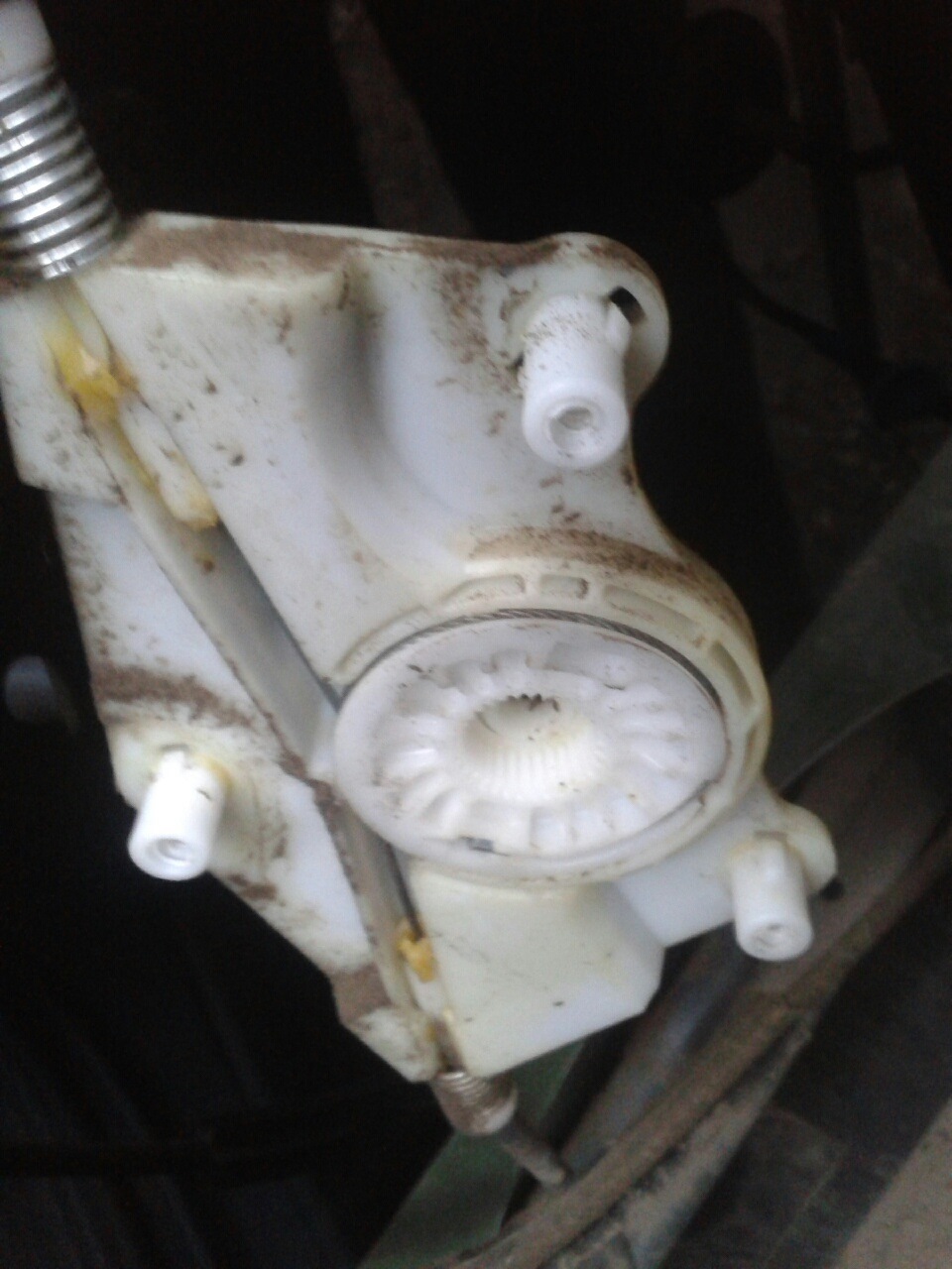 Тросик стеклоподъемника. Спереди шайба с внутренними шлицами. Ее нужно поддерживать отверткой при отсоединении моторчика. — Volkswagen Touareg (1G)