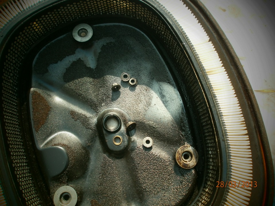 сажа из трубы и белый конденцат на крышке — Mercedes-Benz 190 (W201), 2 ...