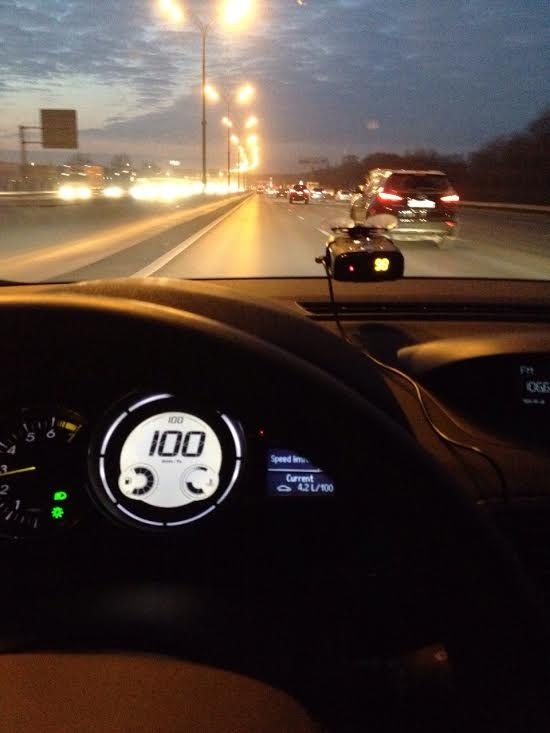 Скорость автомобиля 100км ч. Спидометр БМВ скорость 200. Скорость 200км BMW f10. За рулем Форд фокус 2 200км ч. Машина на скорости.