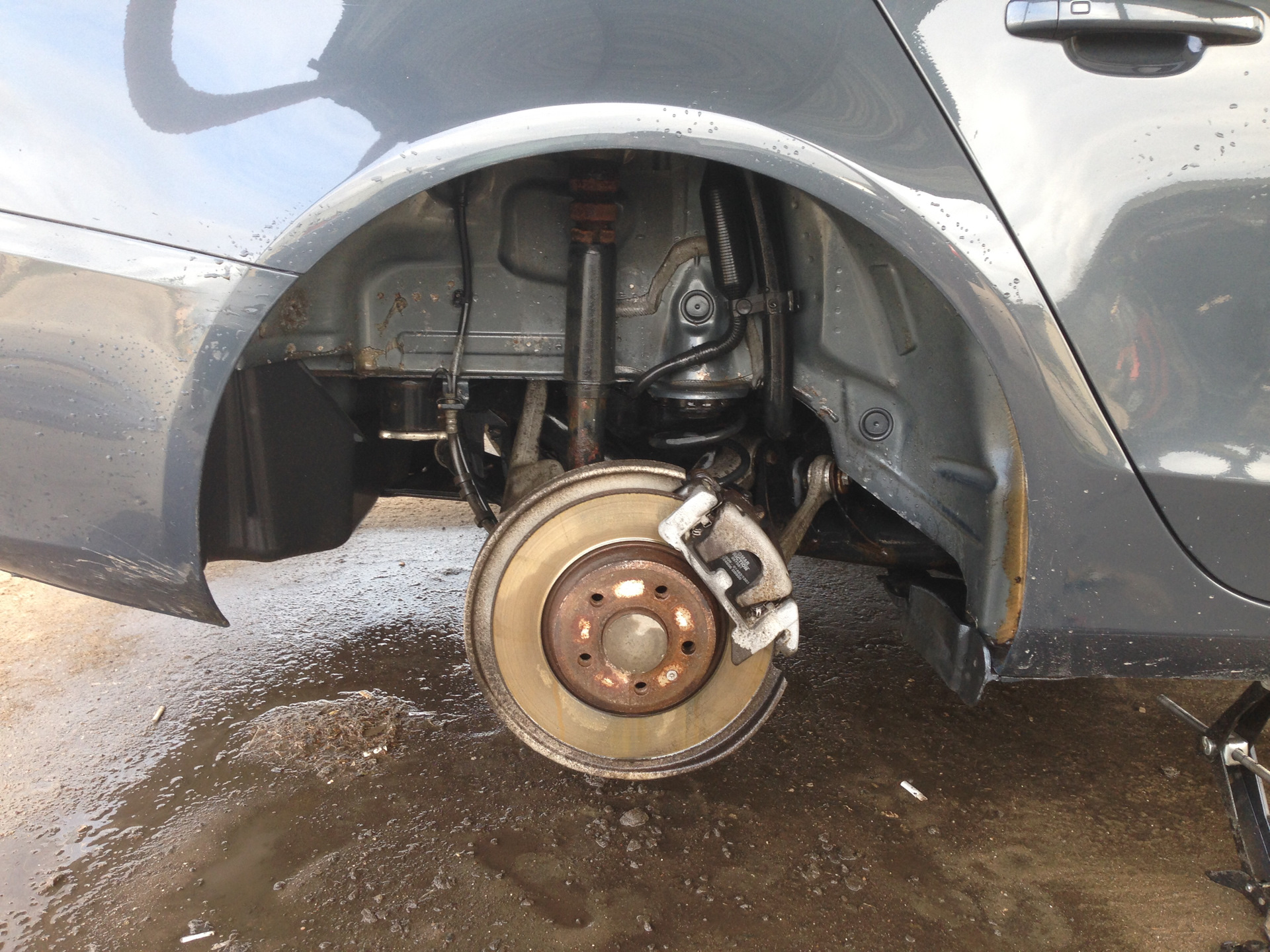 Замена отбойника заднего амортизатора с правой стороны — Audi A4 (B8 ...