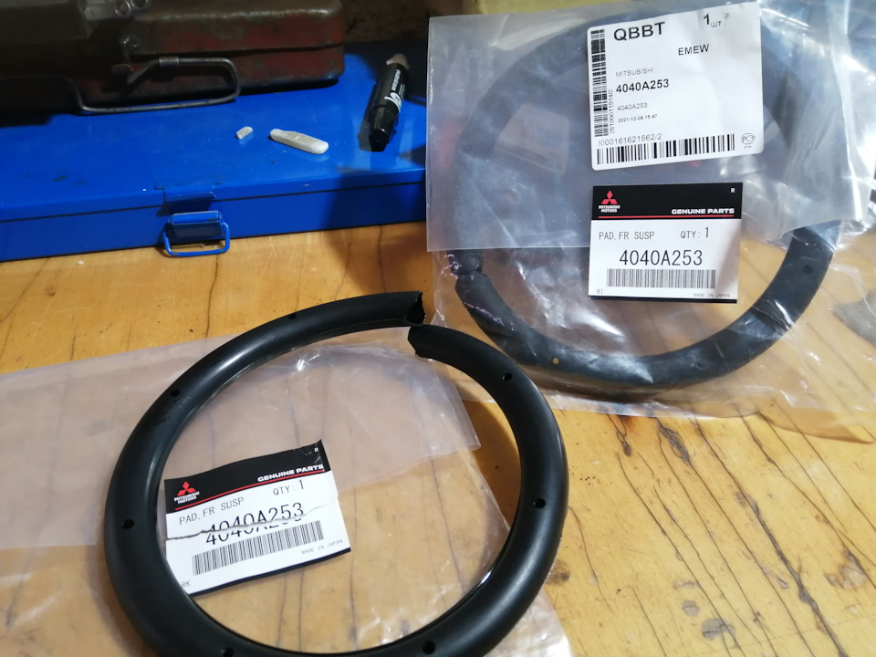 4040A253 НАКЛАДКА ПРУЖИНЫ ПЕРЕДНЕЙ ПОДВЕСКИ Mitsubishi | Запчасти на DRIVE2