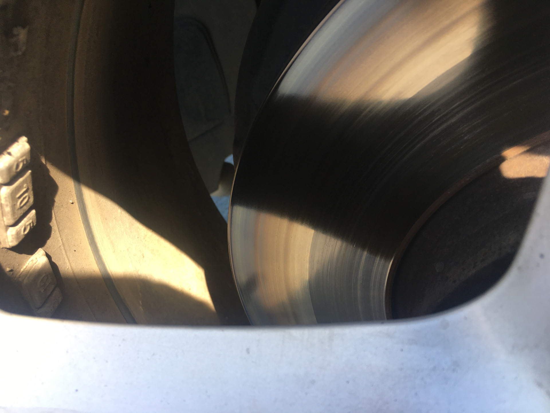 Сорвало болт крепления тормозного суппорта — BMW X5 (E53), 3 л, 2002 ...