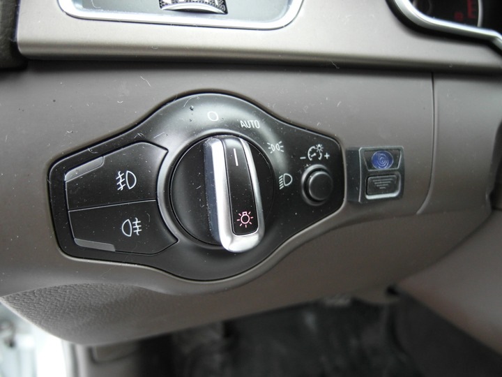 Прикуриватель мерседес е200. Кнопка включения предпускового подогревателя. Кнопка включения вебасто мерседес спринтер. Клавиша подогревателей нефаз. Eberspacher кнопка включения.