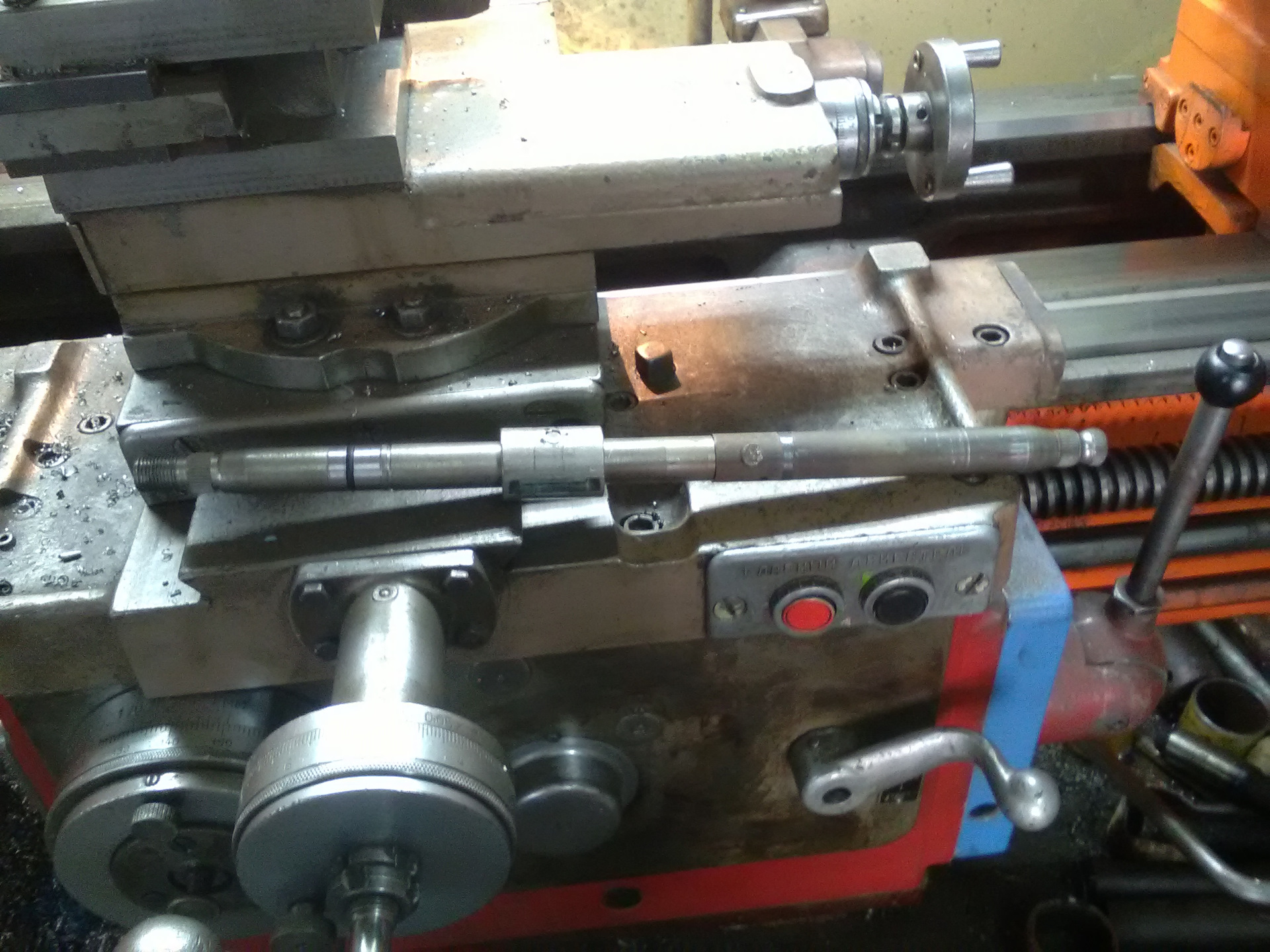 выточить вал. выточить вал. шлифовка коленвала 3у142. точение ступенчатых валов. проточить вал под подшипник без токарного станка.