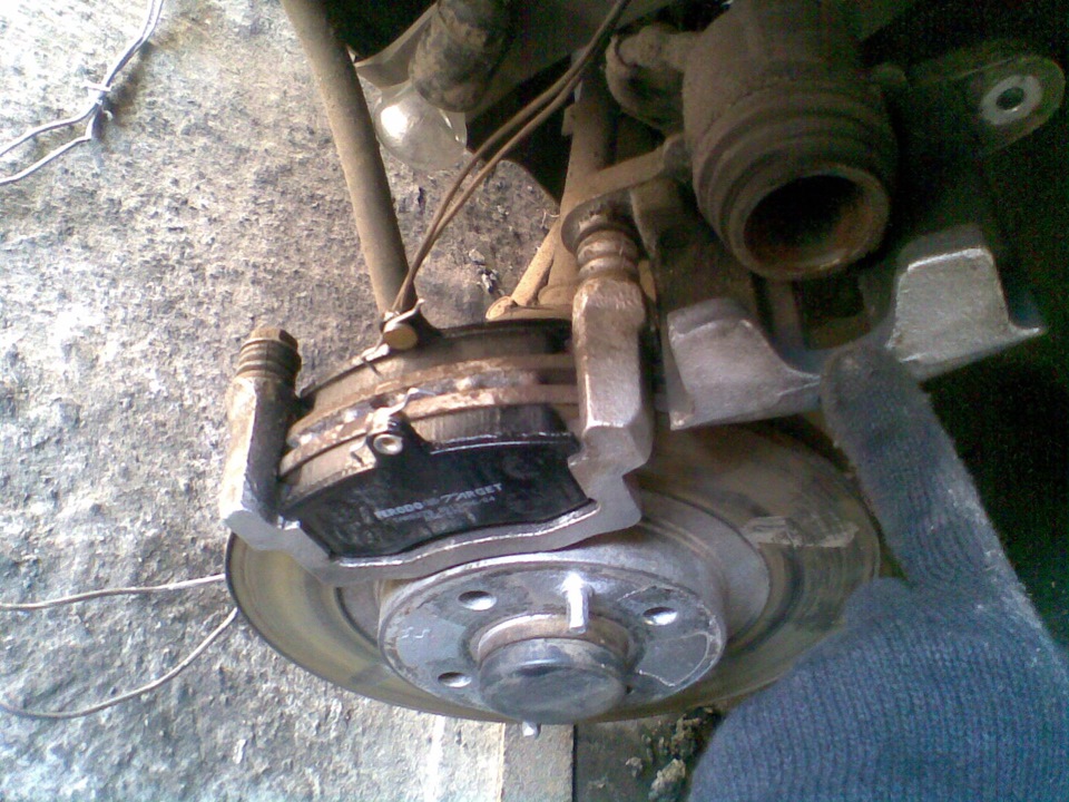 Как заменить передние колодки приора Замена колодок. - Lada Приора седан, 1,6 л, 2008 года своими руками DRIVE2