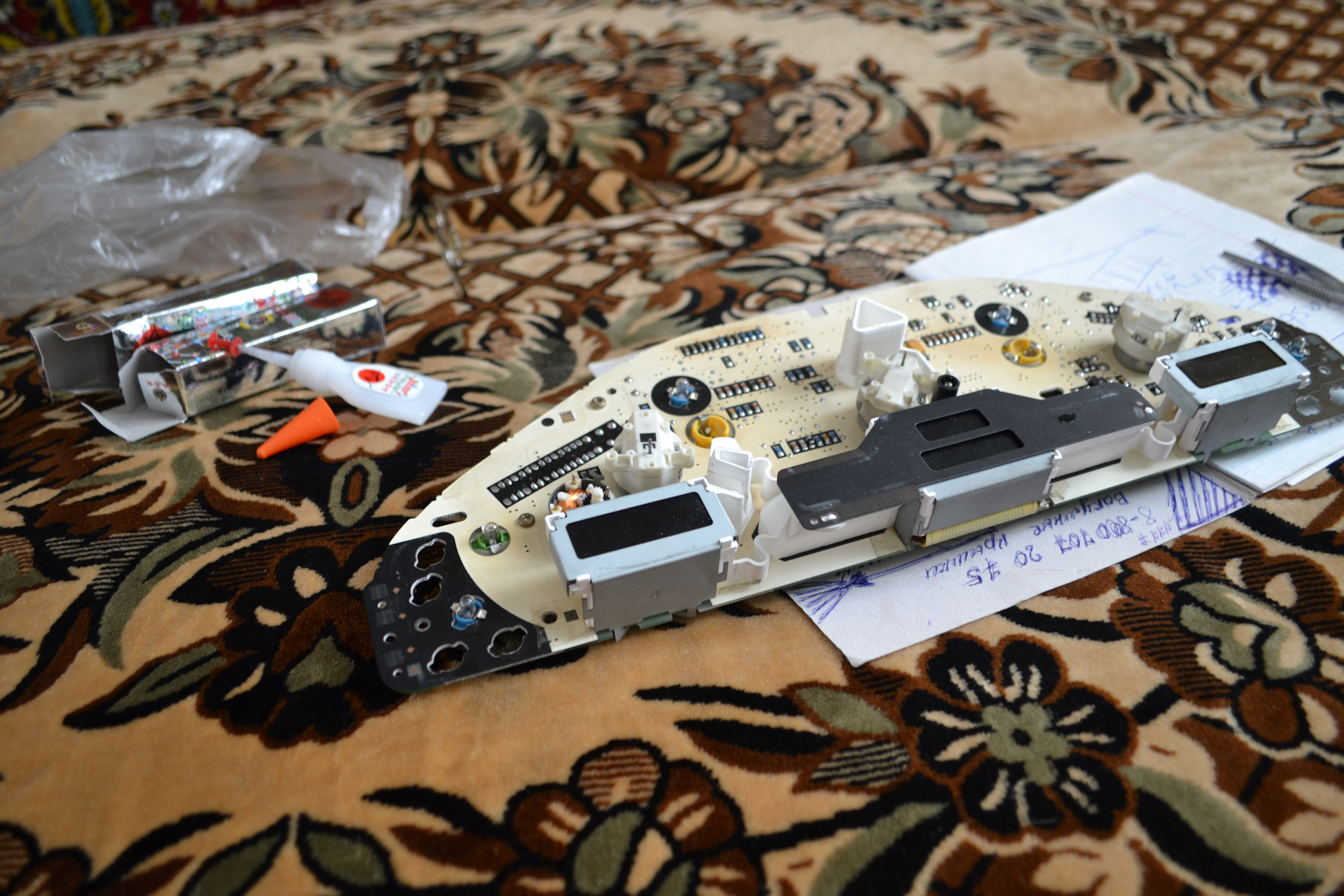 Оружие победы над приборкой — китайский клей! — Mercedes-Benz E-class ...