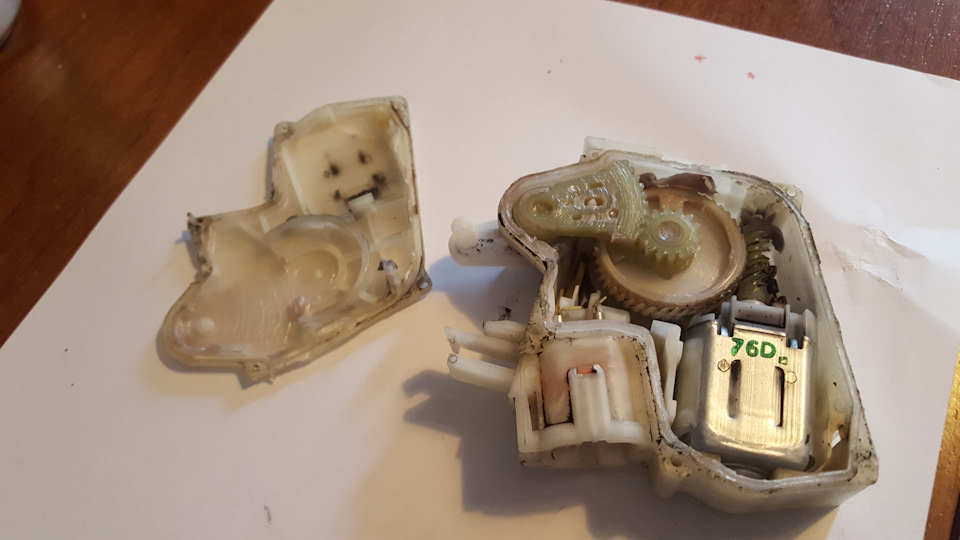 Ремонт актуатора замка — Nissan Laurel (C35), 2,5 л., 1997 года ...