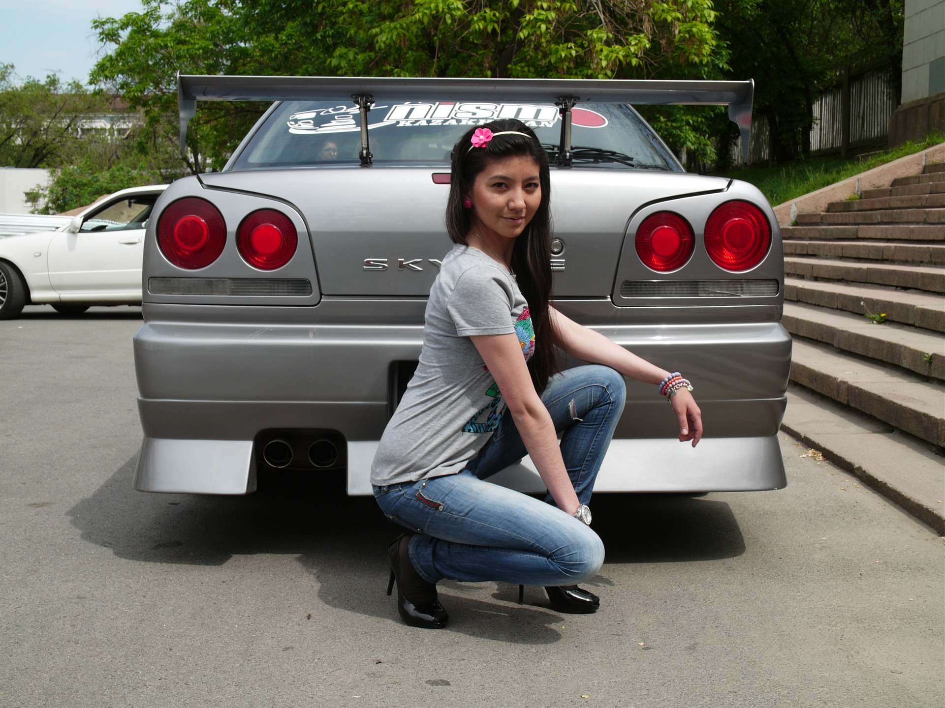 Nissan Skyline r34 с девушкой