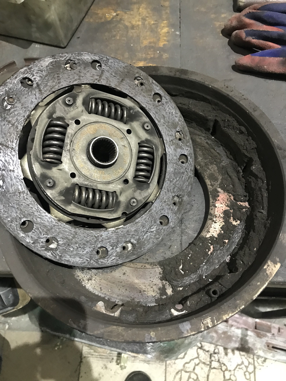 Вот так у нас ездят леди голф 1.6 и говорят скоростя плохо включаются и ...