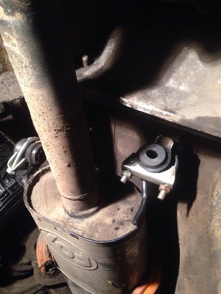 Жесткий подвес глушителя вместо резинок 51 труба или скажем пока биению ...