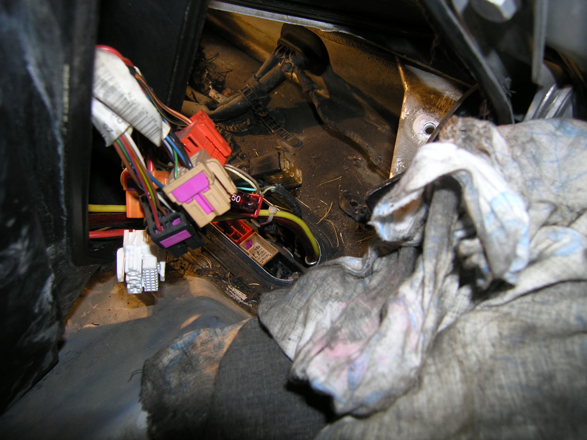 И впрямь пришлось снимать коробку с мозгами, а иначе не как трапецию не вытащить. — Volkswagen Passat B5