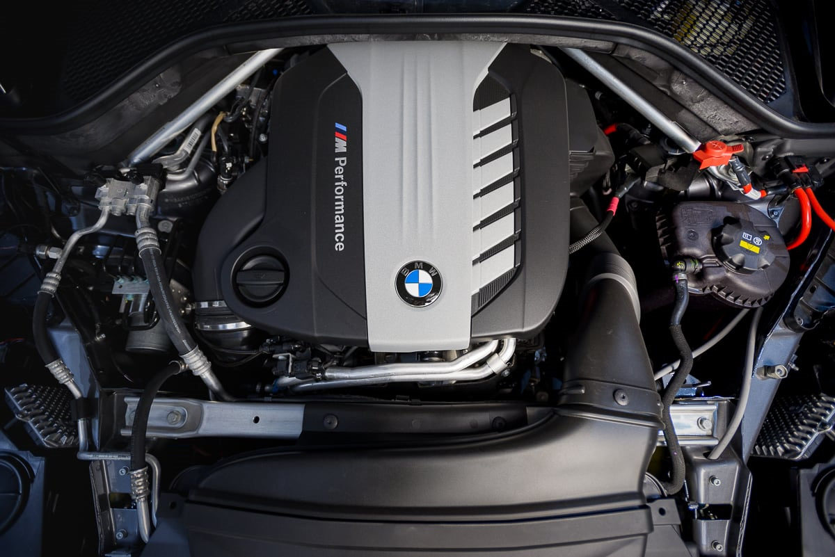 Двигатель бмв x6. BMW x6 f16 мотор. BMW x6 f 16 двигатель. BMW x6 f16 3.5 моторный отсек. Моторный отсек БМВ x6 f16.