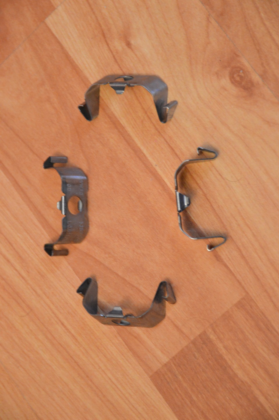 Крепления 1J0 611 715 A — Volkswagen Golf Mk4. Запчасти на фото: 1J0611715A