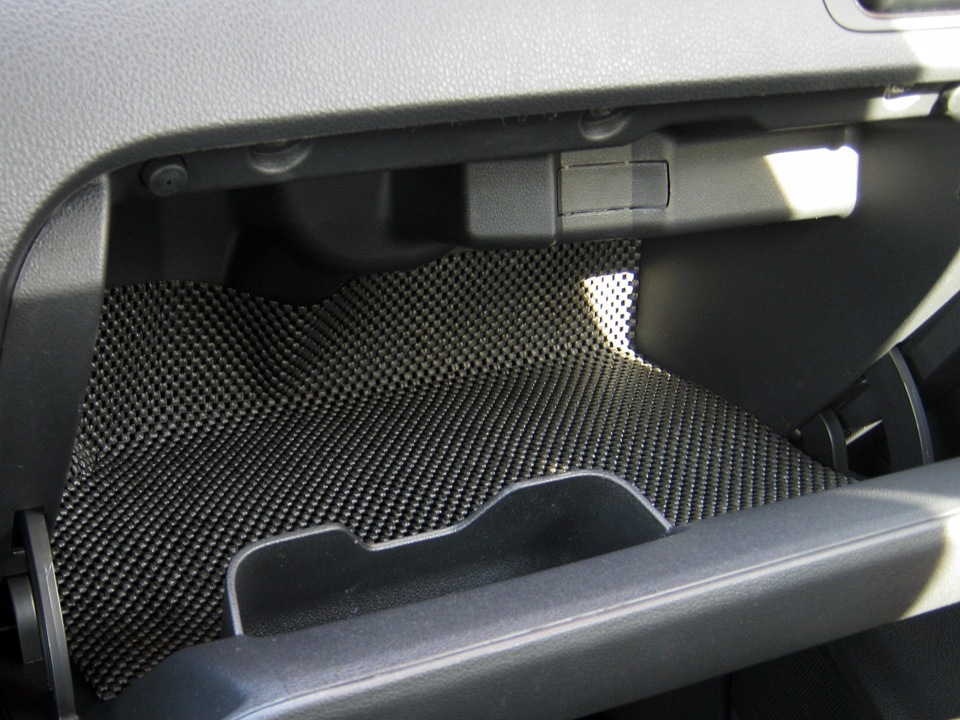 Коврик в бардачок. Обшивка багажника прадо 150 карпетом. Бардачок тигуан 2. Охлаждение вещевого ящика vw polo sedan. Коврик в бардачок форд фокус 2.