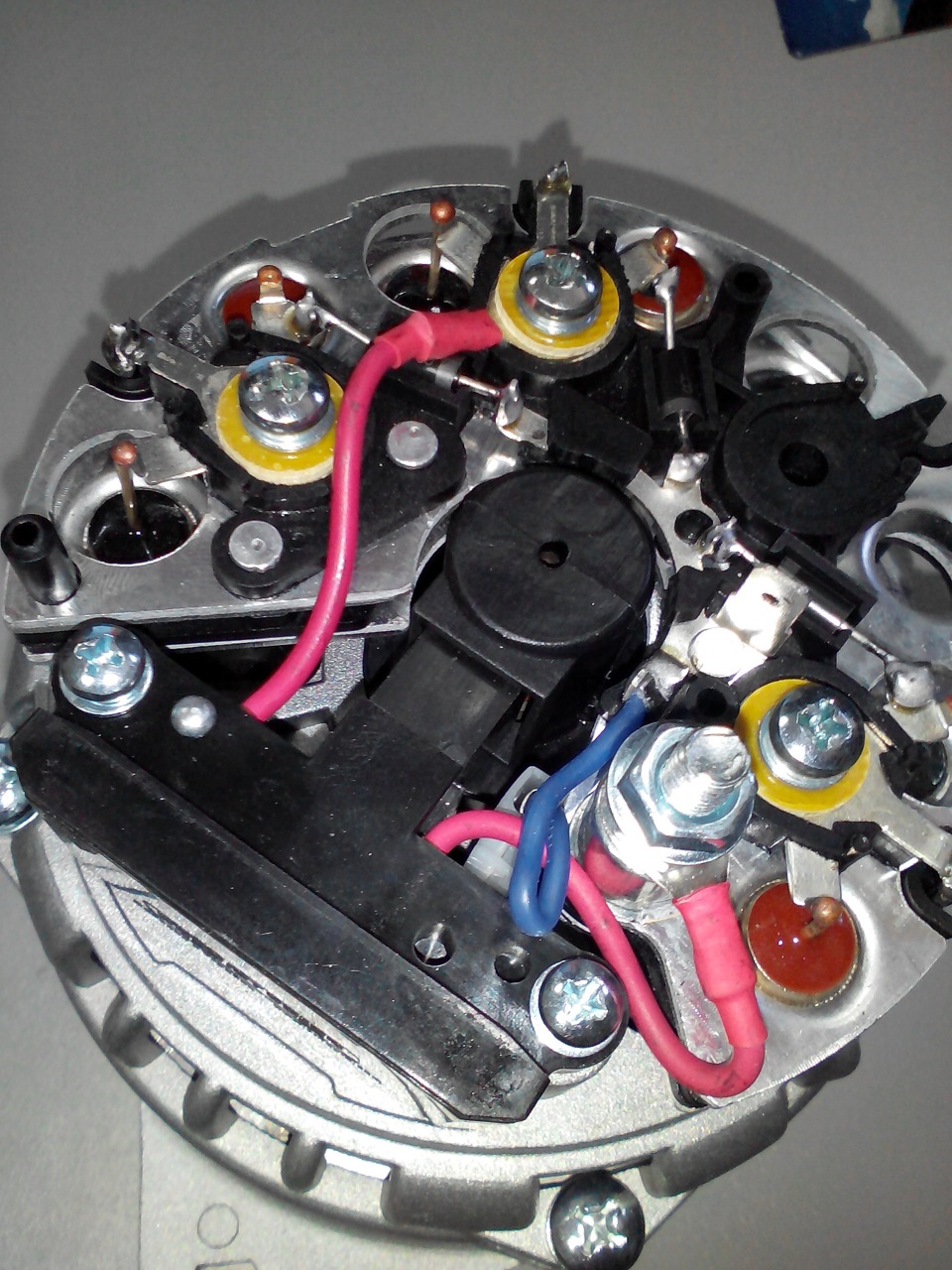 Текстолитовые шайбы генератор ваз. Болты диодного моста 2115. Болт диодного моста генератора ваз 2112. Шайбы диодного моста. Шайба диодного моста 2110.