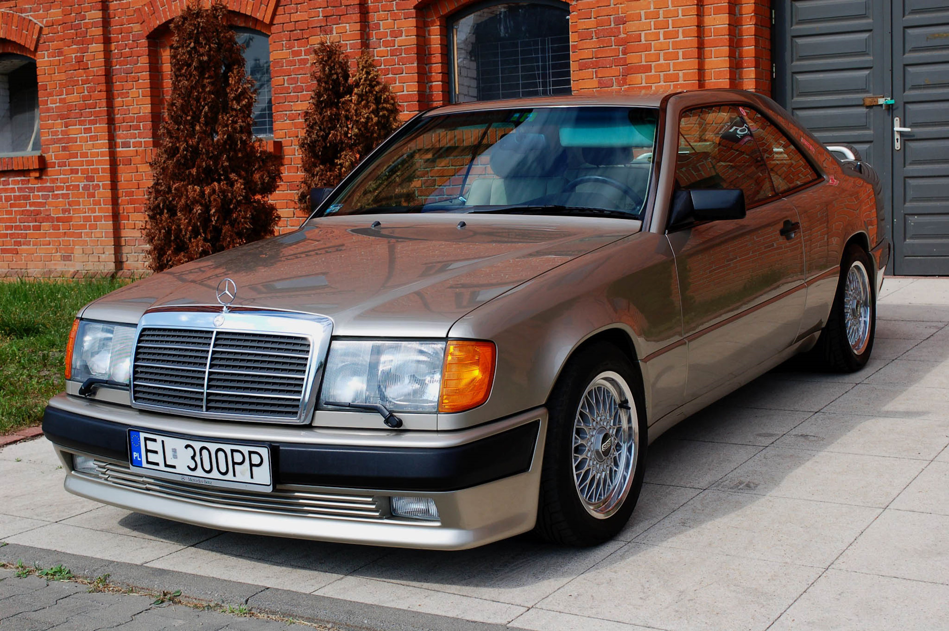 Куда 300. Mercedes-Benz w124. Mercedes-Benz w124, 1989. Mercedes w124 300e. Мерседес Бенц 124.