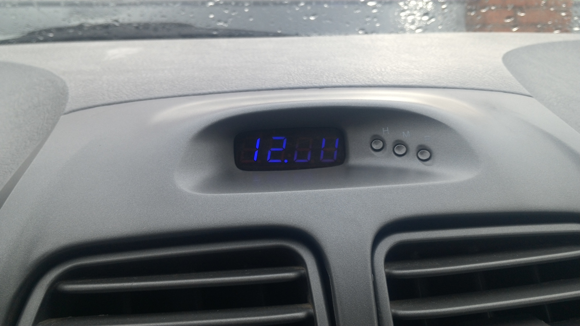 Как настроить часы hyundai. Часы Хендай акцент. Автомобильные часы Hyundai. Парктроник вместо часов Hyundai. Замена часов л 200 2001.