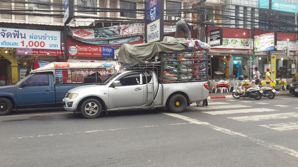 Грязный пикап. Nissan Navara Тайланд. Пикапы в Таиланде. Тайланд движение на пикапах. Тайланд машины с открытыми капотами.
