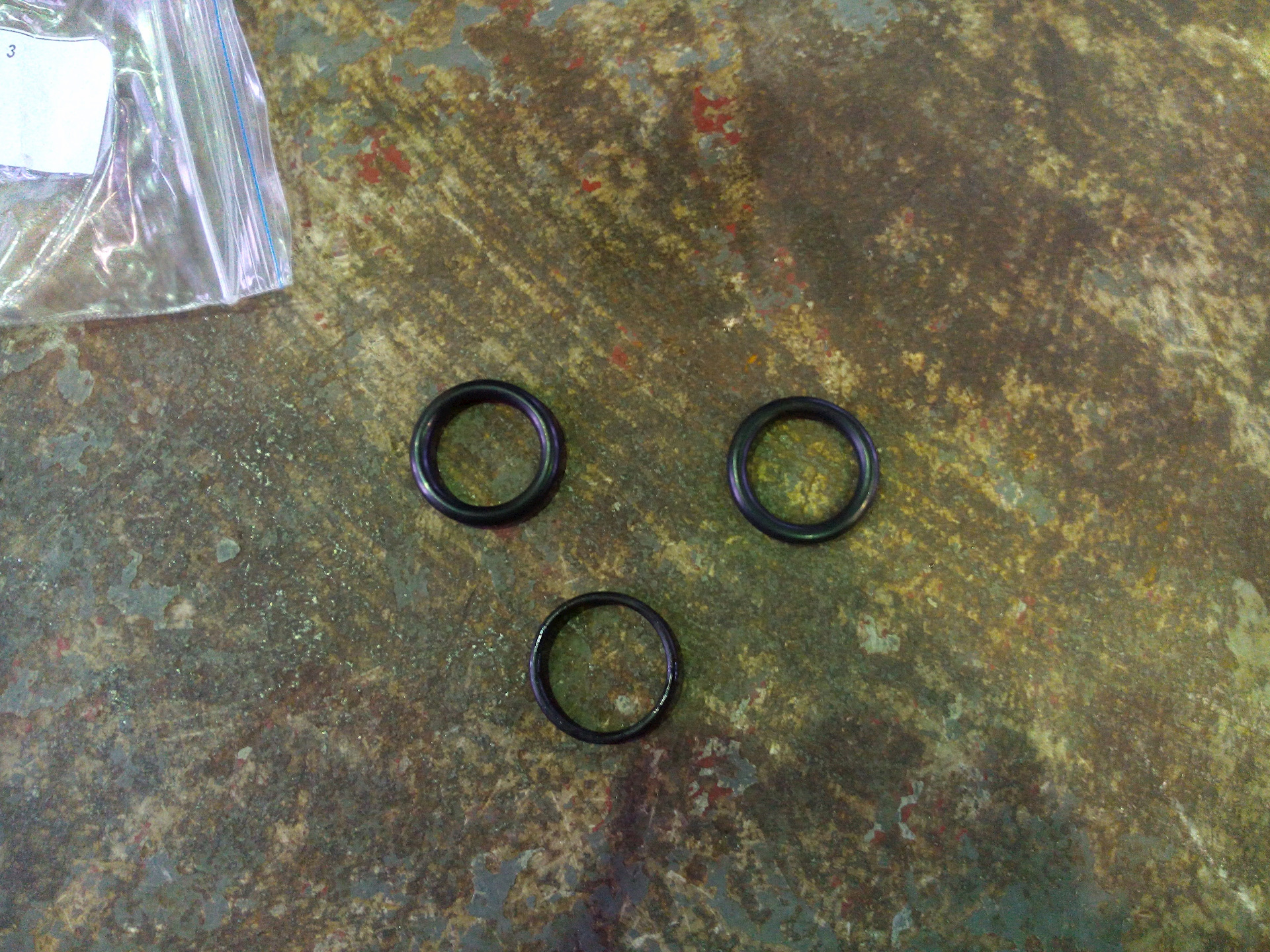 Кольцо уплотнительное трубки отопителя. Кольцо уплотнительное радиатора отопителя рено логан 1. 7l0422999. Уплотнительные кольца радиатора печки пежо 206. Кольцо уплотнительное трубки отопителя.