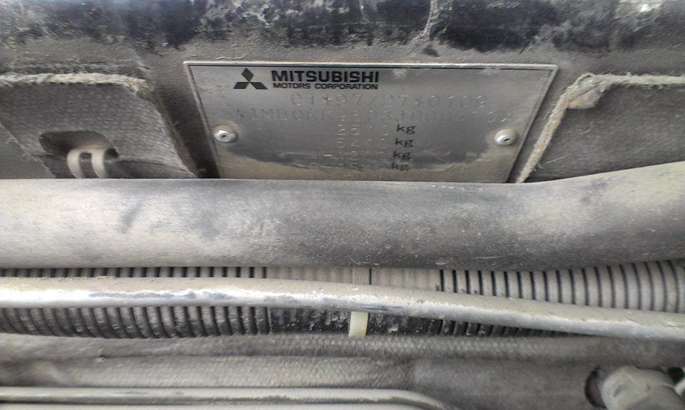 подкапотная табличка mitsubishi