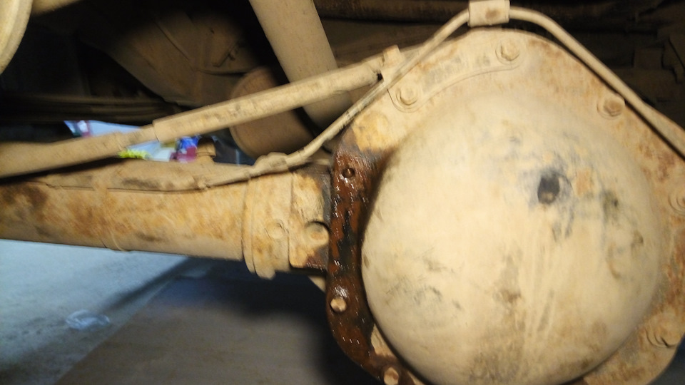 Извлечение обломка болта из крышки дифференциала и протяжка шкворней ...