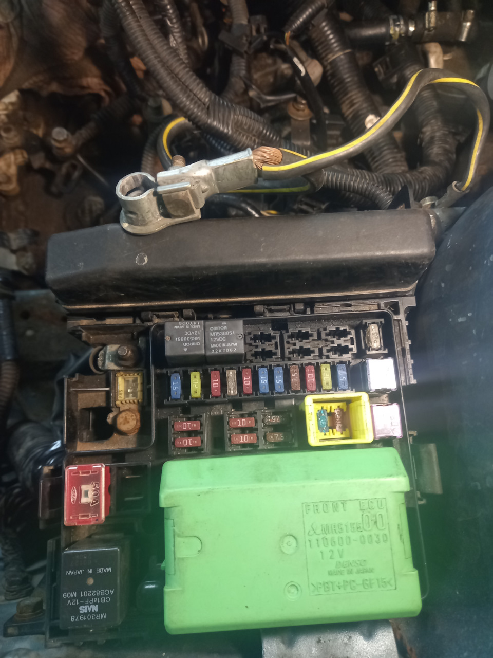 Вот так с привычной стороны блока предов — Mitsubishi Lancer IX. Запчасти на фото: MR538851, MR301978, ACB82201