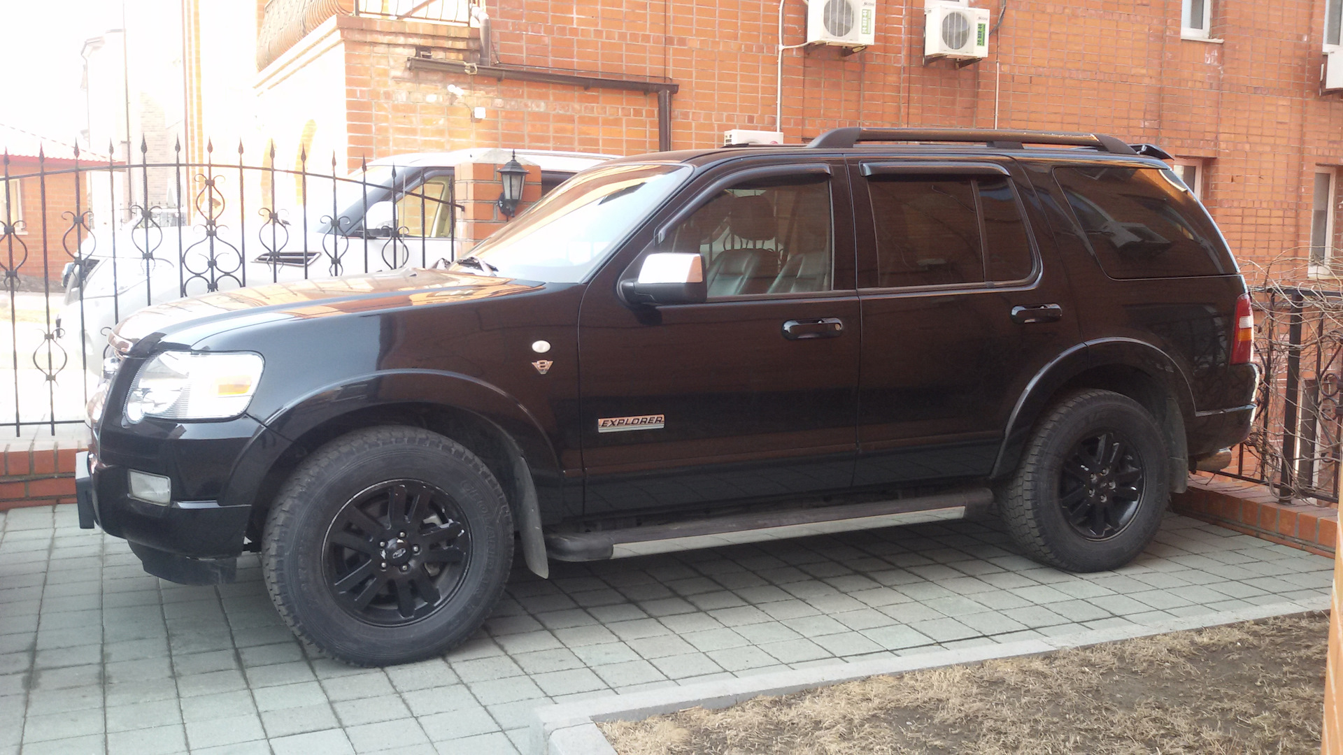 Амортизаторы форд эксплорер 3. Ford Explorer 4. Задний амортизатор Форд эксплорер 2009. Амортизатор задний Форд эксплорер 1. Ford Explorer 3 Push Bar.