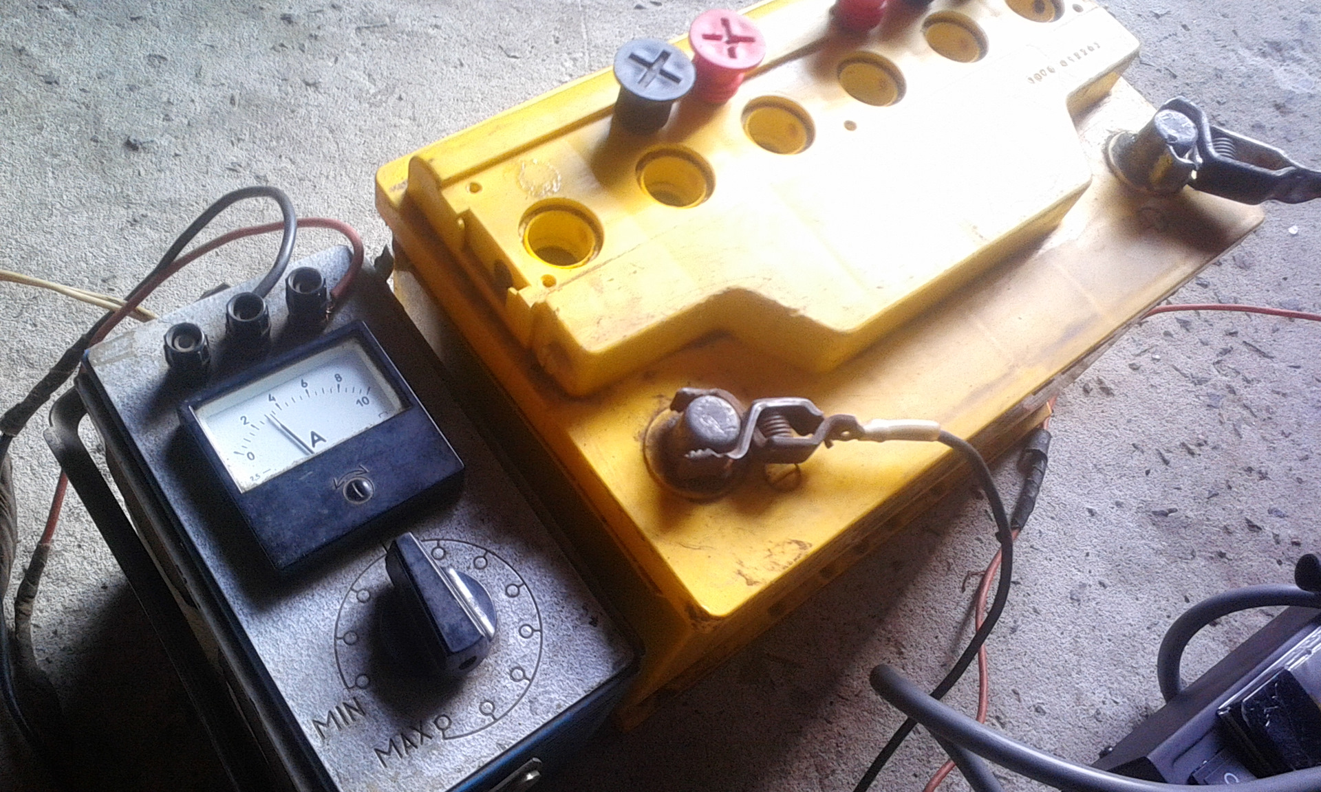 протокол подзаряда аккумулятора. зарядные приставки для аккумуляторных батарей 6f22. зарядить аккумулятор малыми токами. зарядка аккумулятора автомобиля. акб 12в для автомобиля.