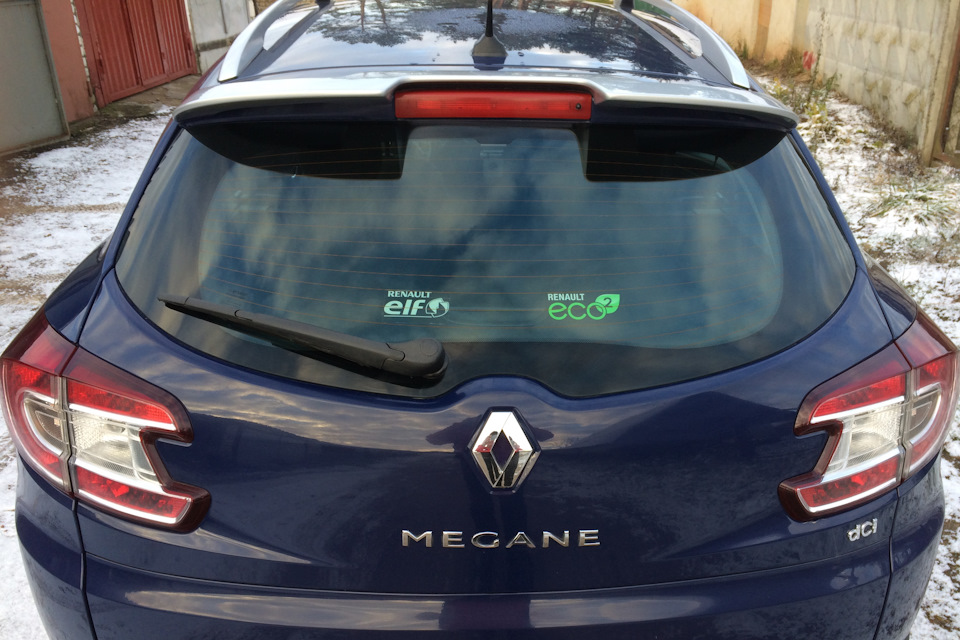 Установка спойлера на заднюю дверь — Renault Megane III, 1,5 л, 2011 ...