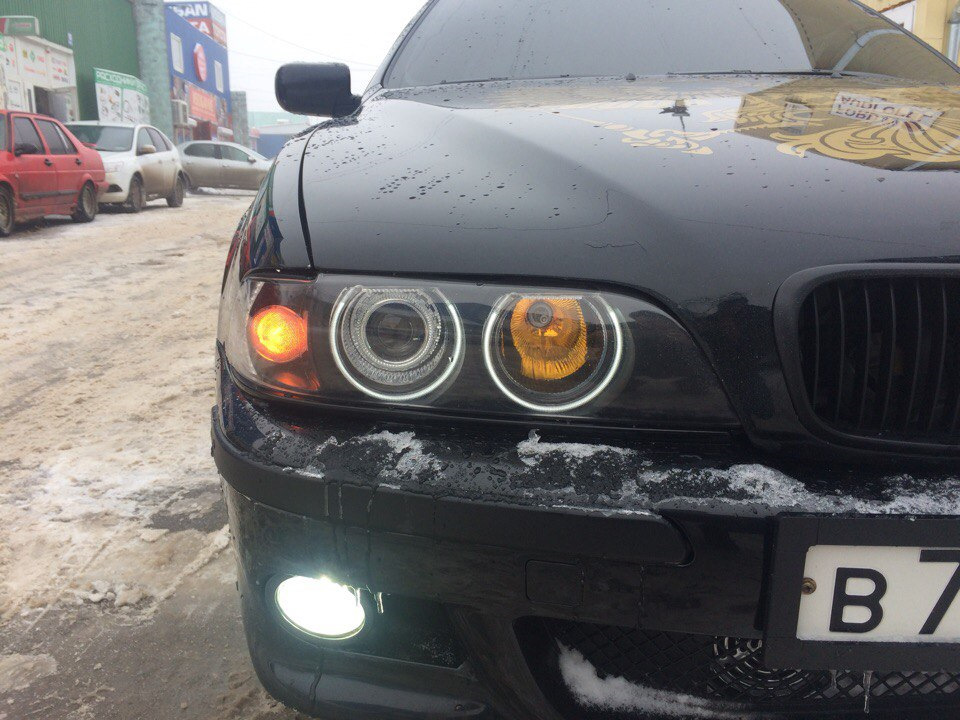 Bmw 530i. машина с моргающими фарами. моргающая бмв. автомобиль с мигающими фарами. красивые фары.