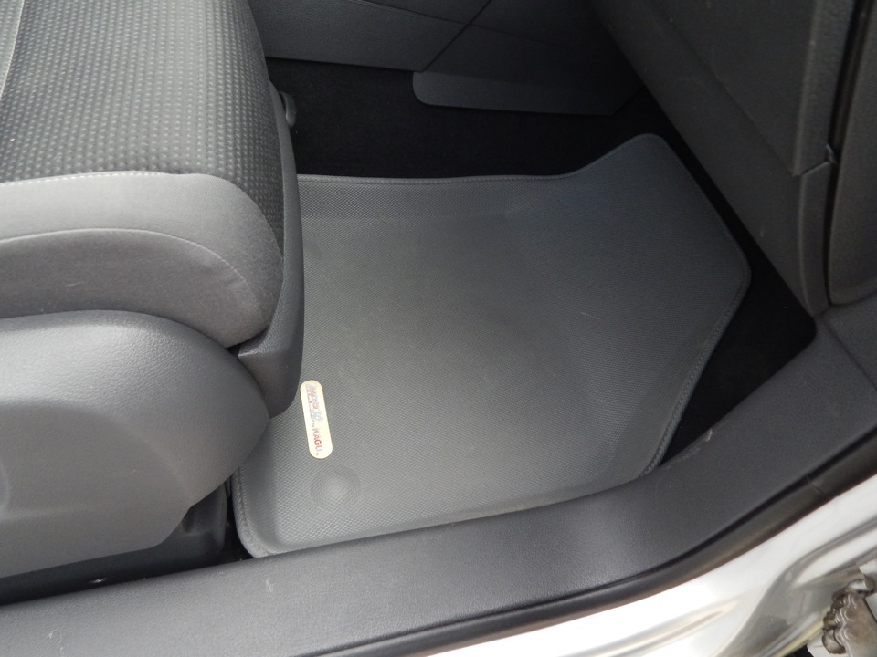 3D коврики — Volkswagen Touran (1G), 2 л, 2009 года | аксессуары | DRIVE2