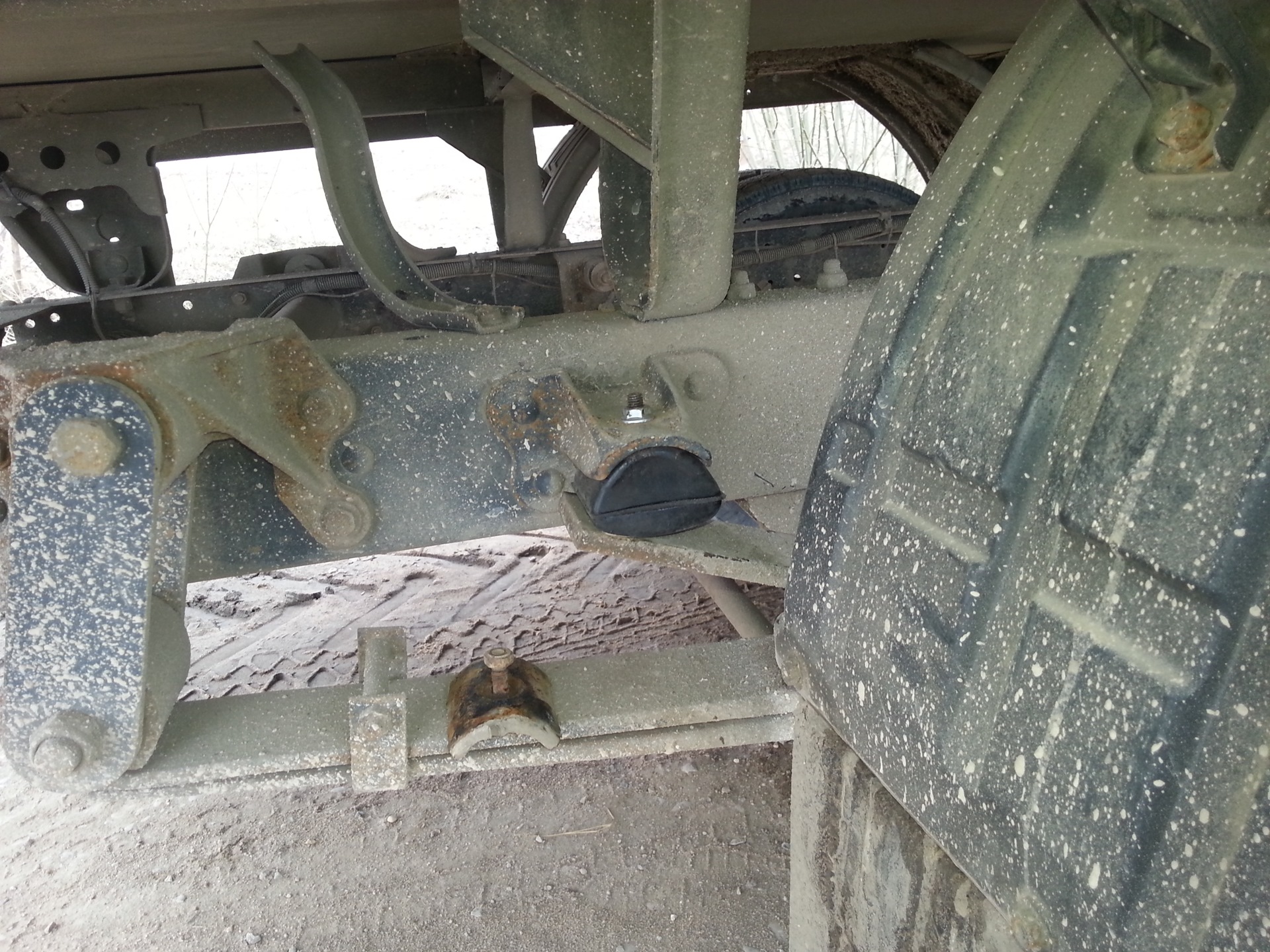 Подушка крепления кабины газель 3302. Скрипит газель. Скрежет металла на газели груженой. Гремят рессоры газель. Подушка кабины газель 3302.